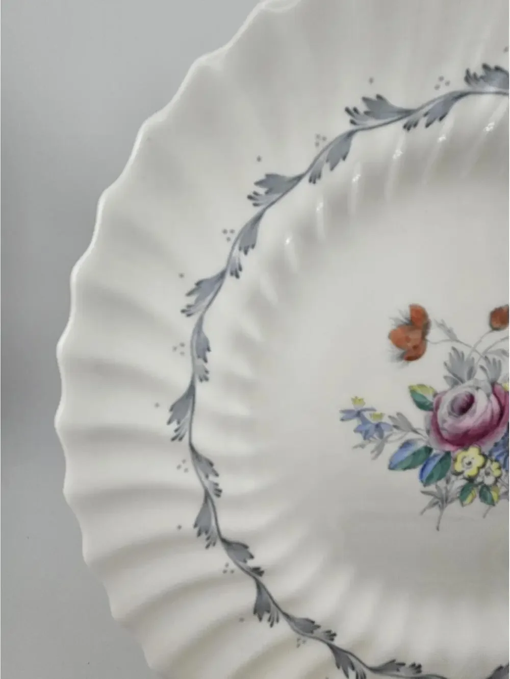 Royal Doulton The Chelsea Rose H4801 Bone China 10.5